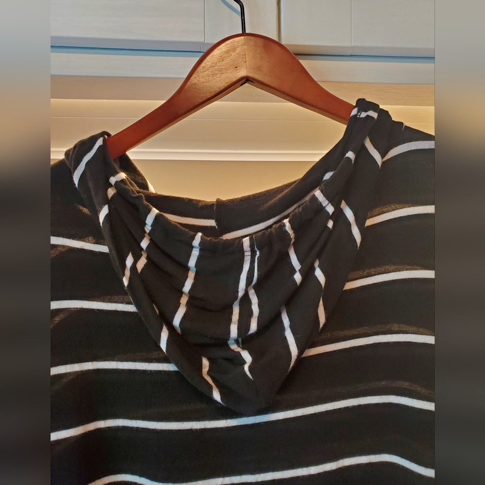 Black and White Striped Long Sleeved Lightweight Hoodie. Size/Brand Unknown. - Picture 3 of 4